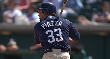 Mike Piazza batting in Padres uniform
