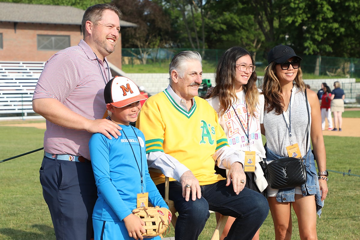 Rollie Fingers poses with Museum supporters
