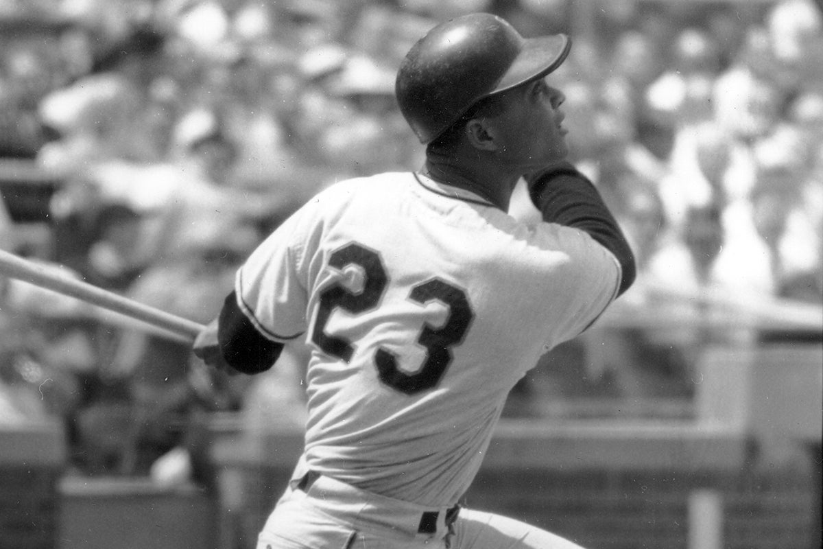 Felipe Alou bats for Giants